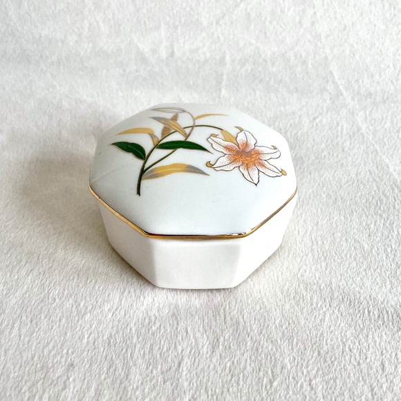 Vintage Japanese Octagonal Porcelain Trinket Box/w White Lily Design - Picture 1 of 15